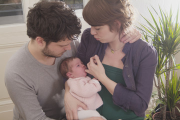 Junge Familie mit Baby, Säugling
