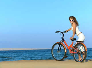 Obraz premium woman on the beach