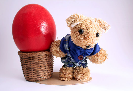 osterhase mit riesenei im korb