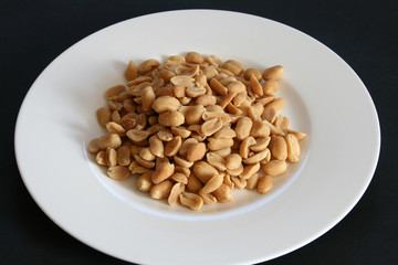 geröstete Erdnüsse mit Salz