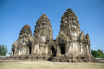 Fototapeta na wymiar Buddhist temple ruins in Lopburi,Thailand