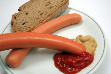Frankfurter Würstchen mit Ketchup, Senf und Brot