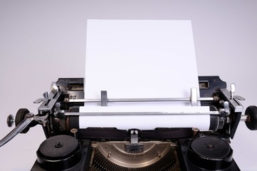 weißes Blatt in Schreibmaschine