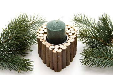 Kerze und Tannenzweige