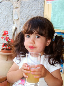 enfant buvant un jus de fruit