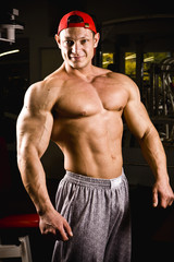 Obraz premium bodybuilder working out at gym
