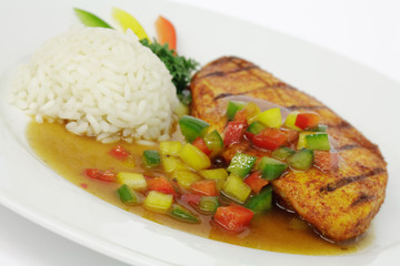 Hähnchenbrustfilet mit Paprikasoße und Reistimbale