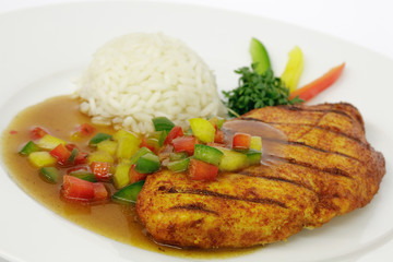 Hähnchenbrustfilet mit Paprikasoße und Reistimbale