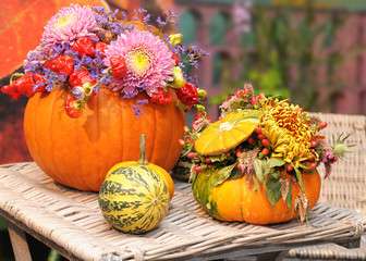 Kürbisdeko mit Blumen