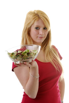 jeune serveuse avec bol de salade