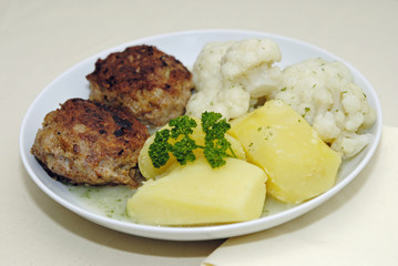 Frikadellen mit Blumenkohlgemüse und Kartoffeln