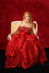 belle jeune femme en robe de soirée rouge