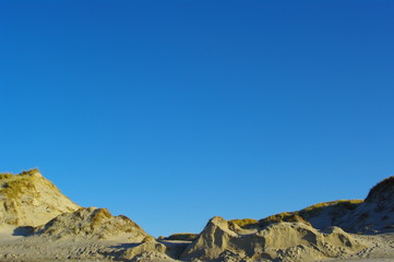 Blauer Himmel mit Dünen