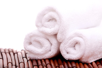 Obraz na płótnie Canvas White spa towels on bamboo