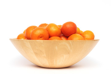 Holzschale mit Apfelsinen