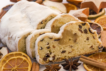 Stollen mit Dekoration