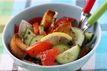 Tomaten Salat mit Gurken, Zwiebel und Croutons
