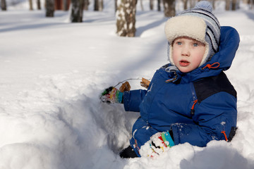 Fototapeta na wymiar Boy in the snow.