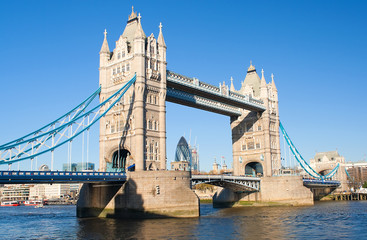 Fototapeta na wymiar Tower Bridge w Londynie z budynku Gherkin w plecy