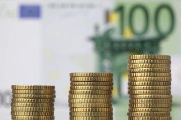 Münzstapel mit 100-Euro-Schein
