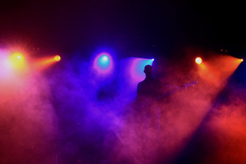 Gitarrist umgeben von bunter Lichtshow