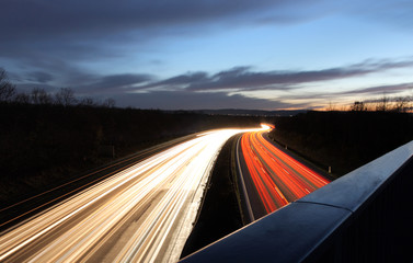 Autobahn bei Nacht