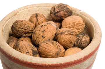 Walnüsse in einem Tongefäß