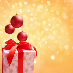 Single Christmas pattern with ornaments on golden background