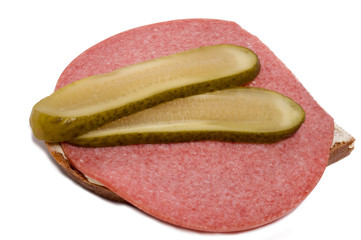 Salami-Brot mit Gurke