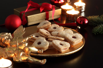 Weihnachten,Gebaeck,Herzplaetzchen mit Marmeladenfuellung