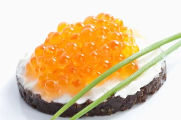 Selbstklebende Fototapete Vorspeise Kaviar auf Pumpernickel