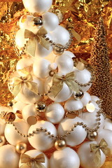 Sapin en boules blanches