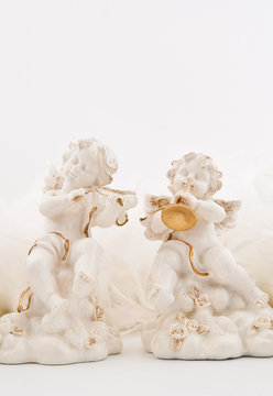 Figurines in the form of the angels playing musical instruments