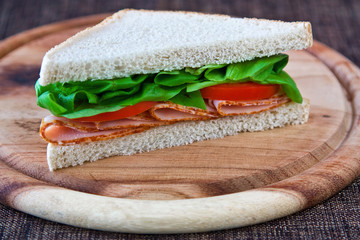 Sandwich auf einem Brett