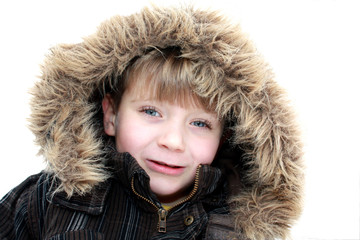 süßer junge in winterkapuze gepackt portrait