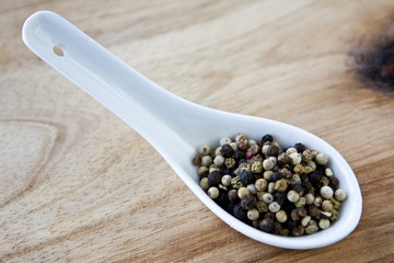 Pfefferkörner im Löffel