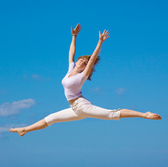 Fototapeta premium Active girl on a beach