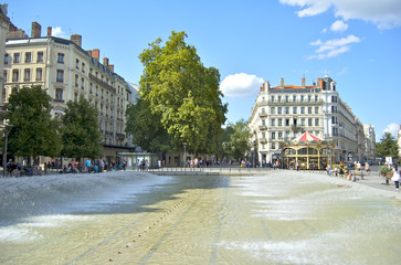 Fototapeta premium Vue des fontaines de la place de la République à Lyon en été