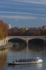 Obraz premium Roma, fiume Tevere, ponte Marconi e il barcone