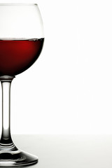 Ein Glas mit Bordeaux