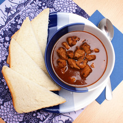 gulasch und weissbrot
