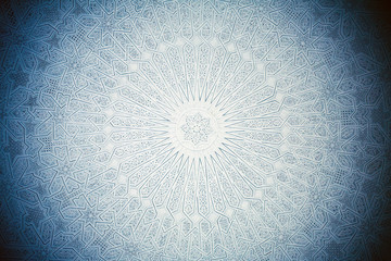 Fototapeta premium niebieski stonowany sufit w stylu arabskim