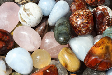 galets brillants polis couleur décoration fond blanc