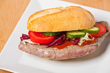 Steaksandwich auf einem weißen Teller