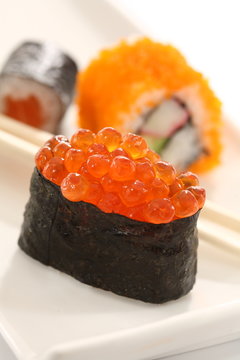 sushi maki lachs kaviar
