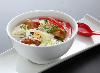 ramen  japanische nudelsuppe mit ente