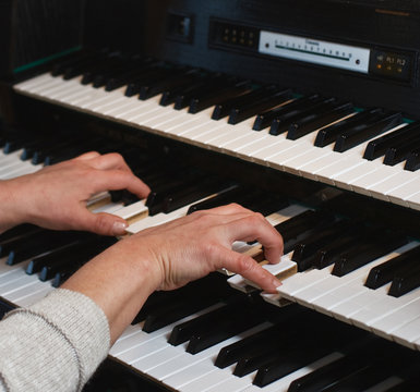 Hands on an organ keyboard