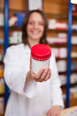 apothekerin mit Medikament