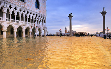 Venezia acqua alta, gondole