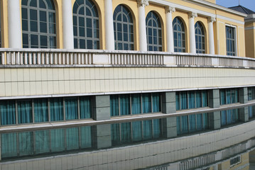 Obraz premium Reflets des terrasses du Palais Beaumont de Pau